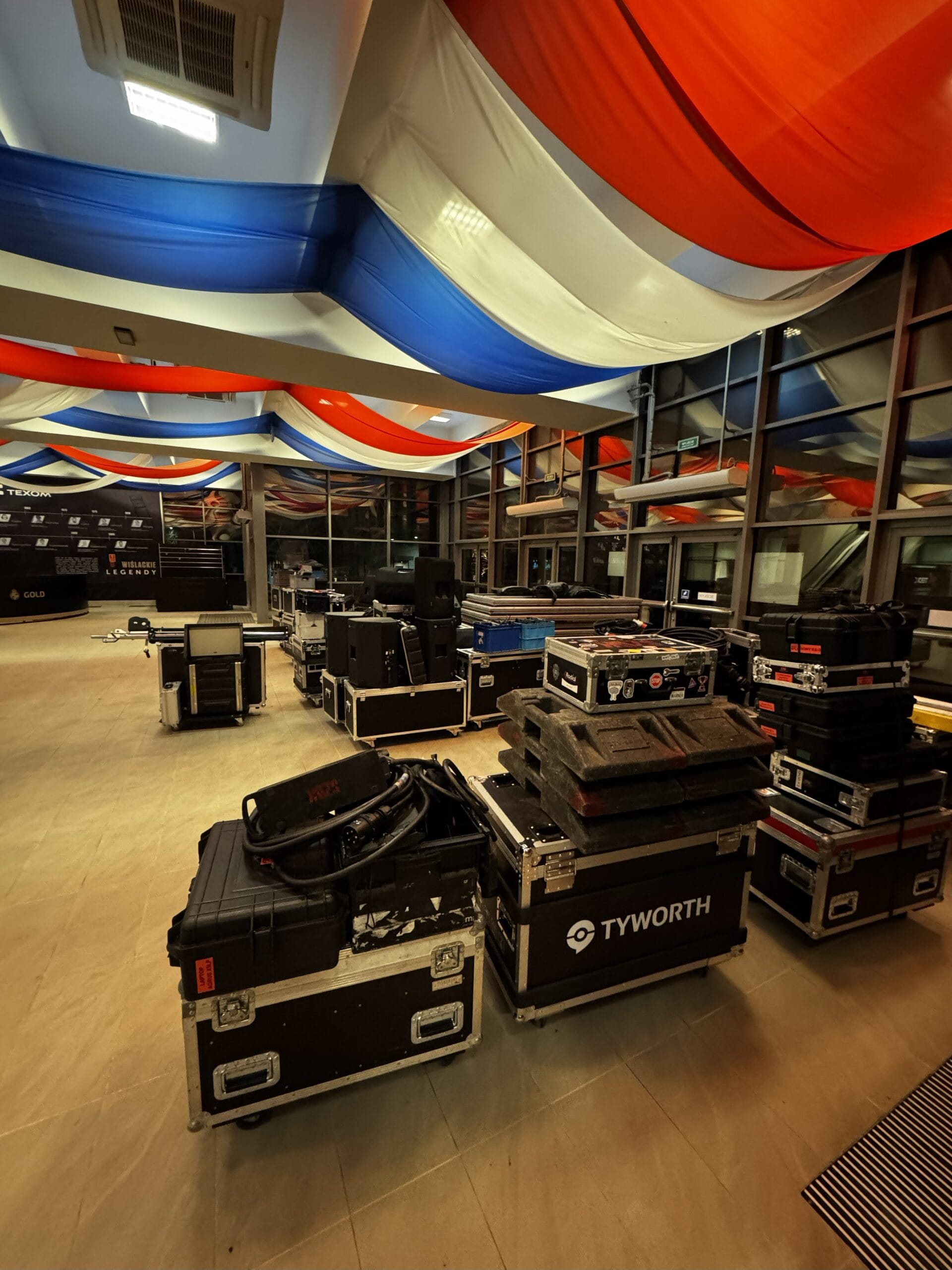 Skrzynie transportowe i sprzęt techniczny po zakończonej realizacji