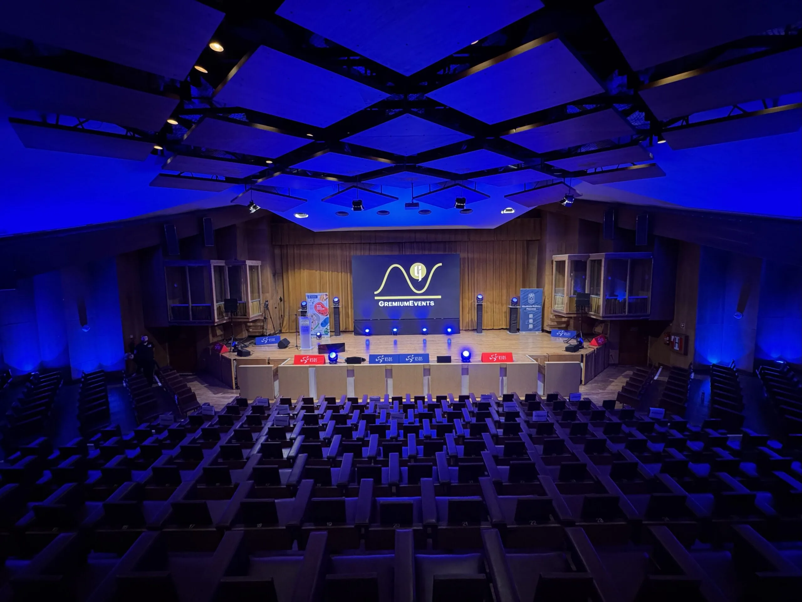 Realizacja techniczna konferencji Konferencja z ekranem LED i logo Gremium na scenie