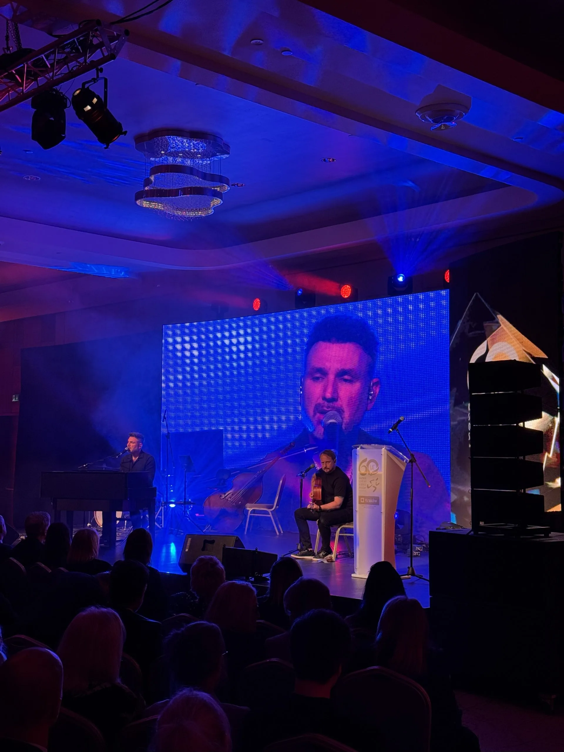 Oświetlenie sceniczne podczas koncertu Koncert z oprawą świetlną i systemem nagłośnienia