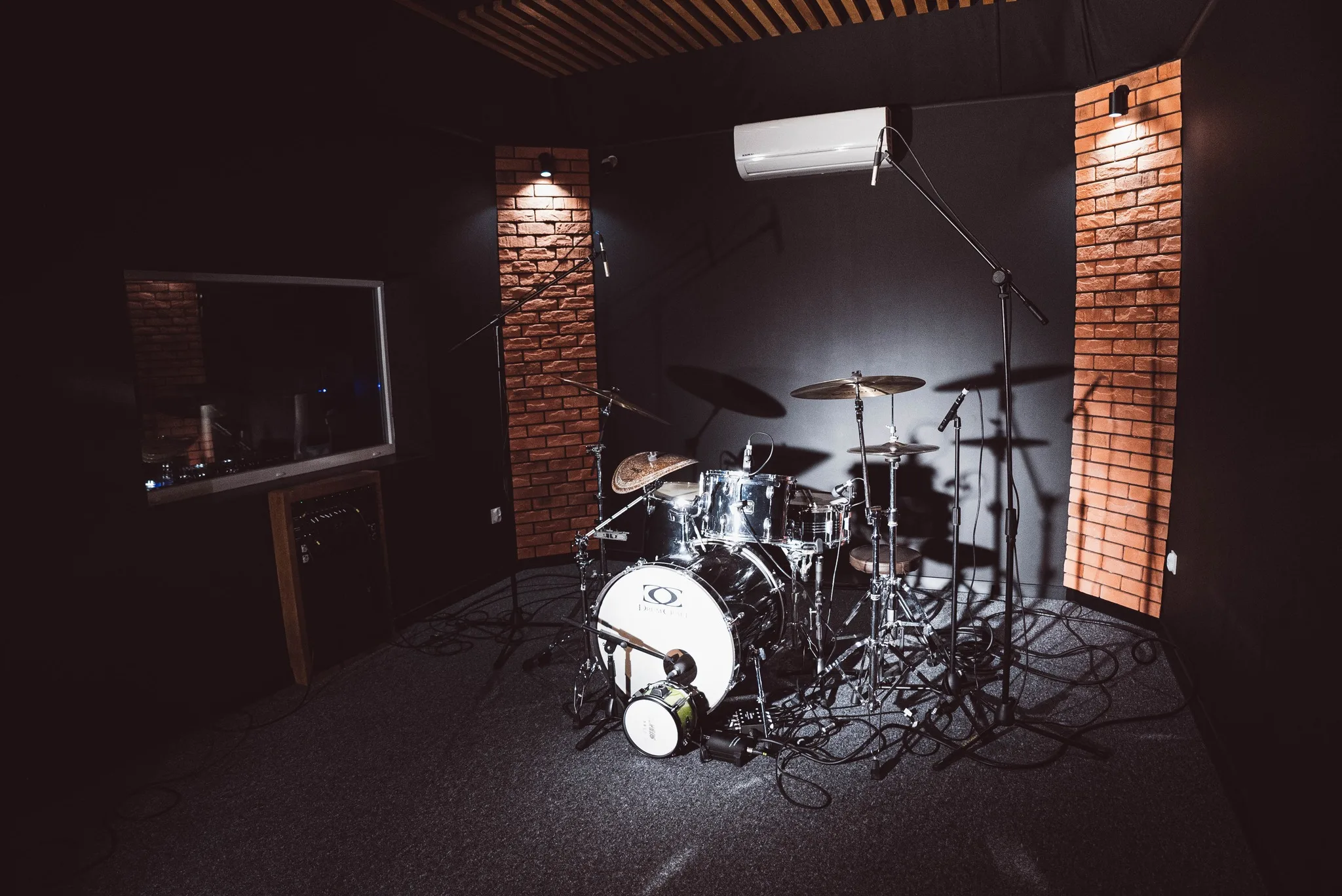 Sesja nagraniowa perkusji Perkusista podczas nagrania w studio nagrań