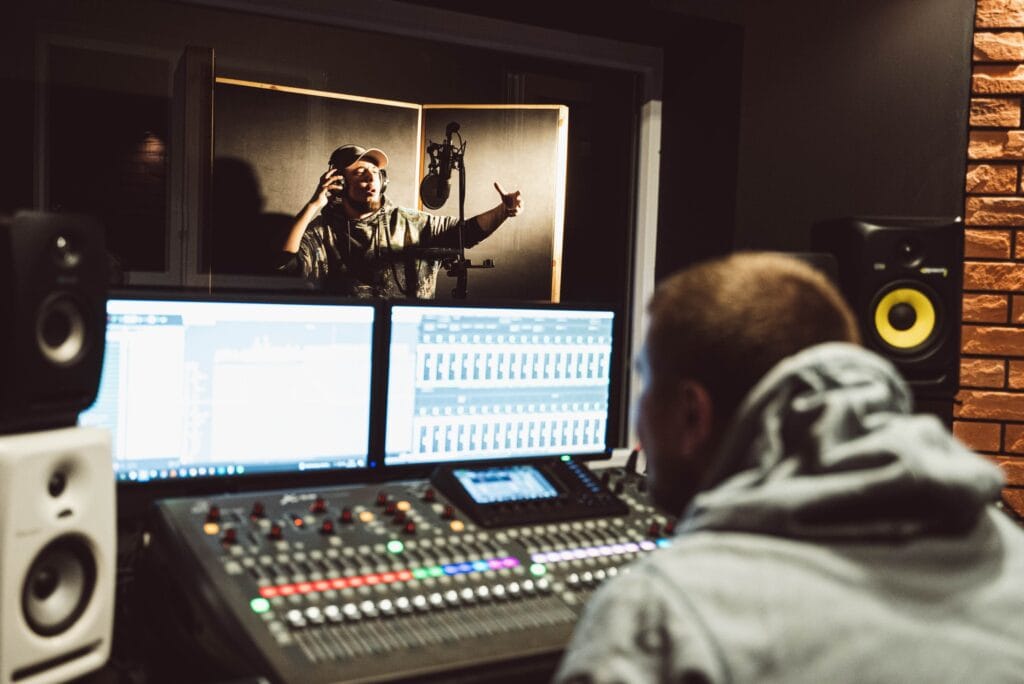 Realizator dźwięku podczas nagrania wokalu w studio