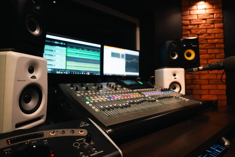 Stanowisko realizatorskie w studiu nagrań