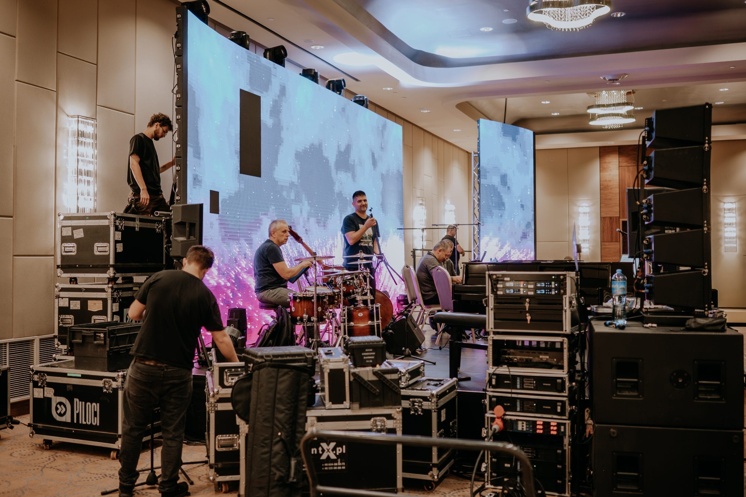 Realizacja techniczna koncertu – ekipa techniczna przygotowuje scenę i nagłośnienie przed występem zespołu
